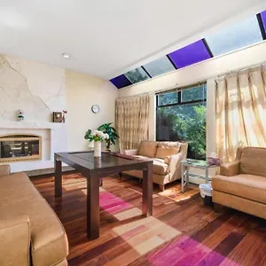 stylish-central-retreat-steps-from-local-attractions.richmond-hotels.com/