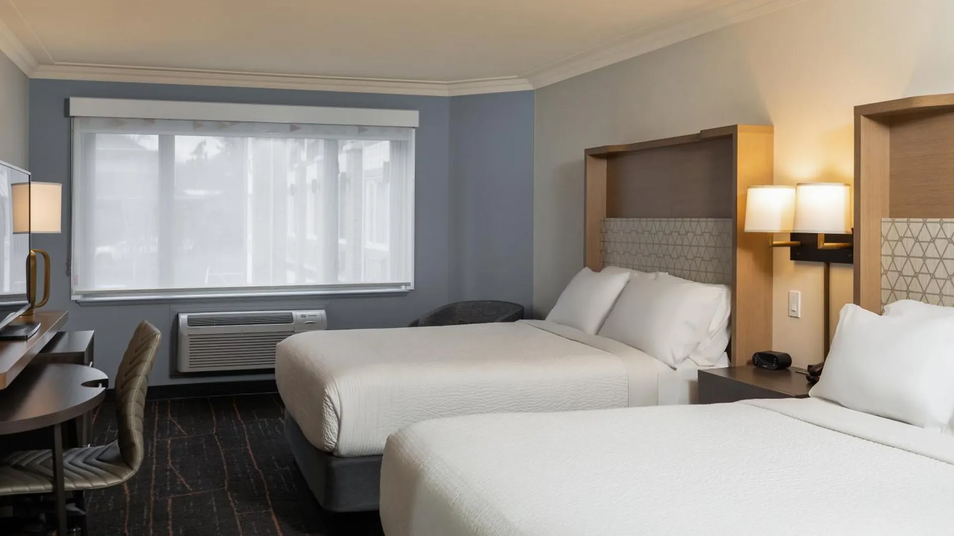 Hotel Holiday Inn Victoria - Elk Lake By Ihg Saanich